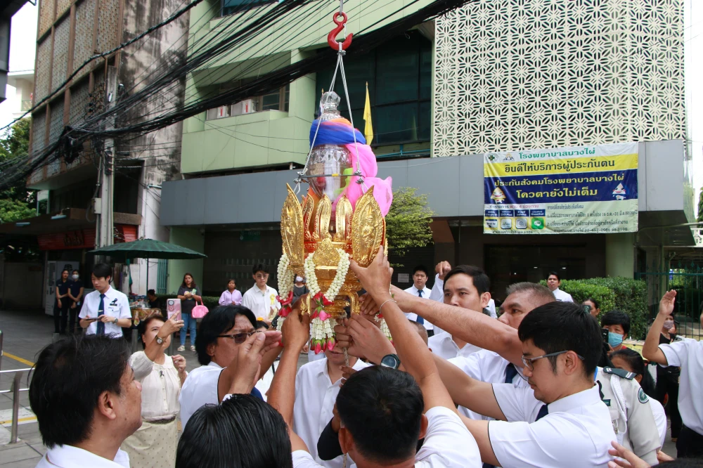 The Traditional Chak Phra Ceremony at Wat Nang Chi Royal Monastery, with the community